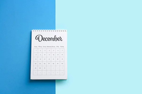 Voltear el calendario de papel sobre fondo de color — Foto de Stock