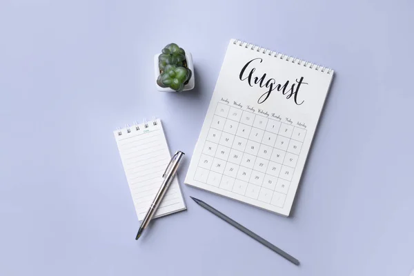 Flip calendario de papel y cuaderno sobre fondo claro —  Fotos de Stock