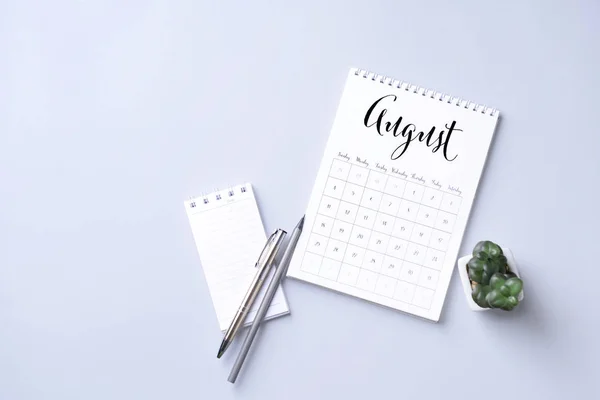 Flip calendario de papel y cuaderno sobre fondo claro — Foto de Stock