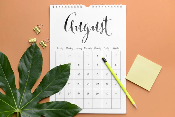 Flip papír naptár és írószer színes háttér — Stock Fotó