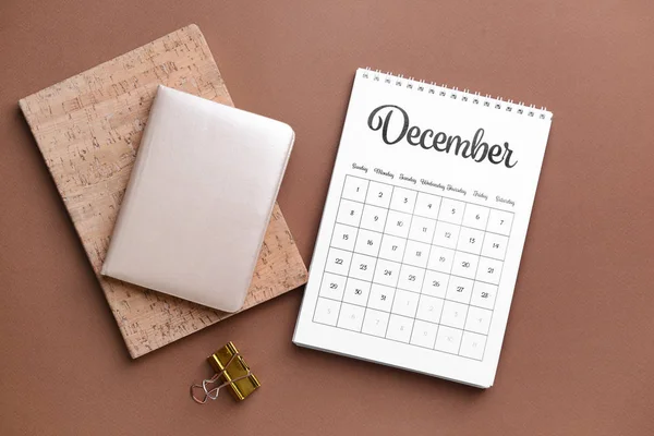 Flip calendário de papel e cadernos sobre fundo de cor — Fotografia de Stock