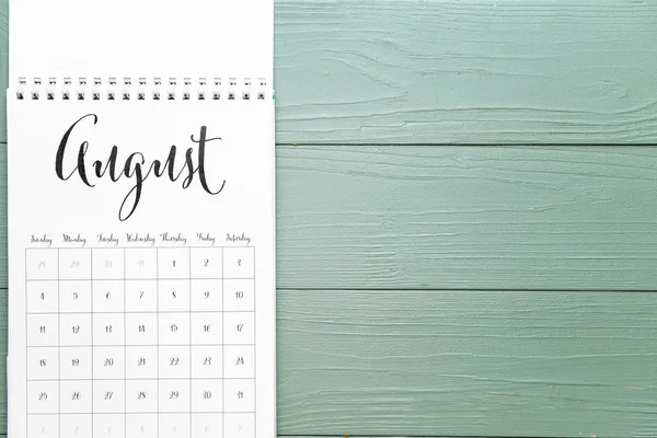 Memutar kalender kertas pada latar belakang kayu — Stok Foto
