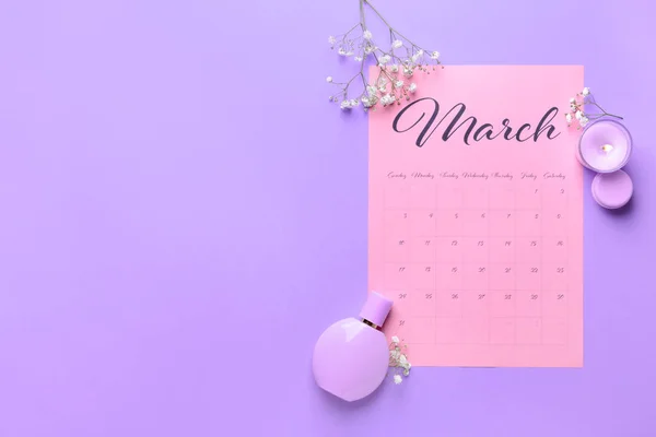 Calendario de papel, perfume, vela y flores sobre fondo de color —  Fotos de Stock