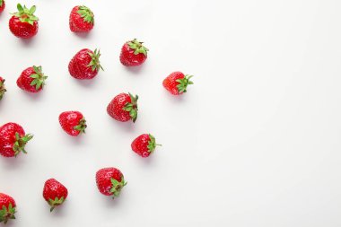 Beyaz arka planda birçok olgun çilek