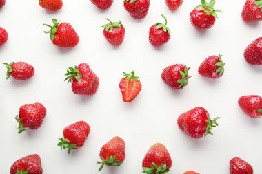 Beyaz arka planda birçok olgun çilek