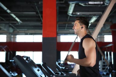 Spor salonunda treadmill eğitim sportif genç adam