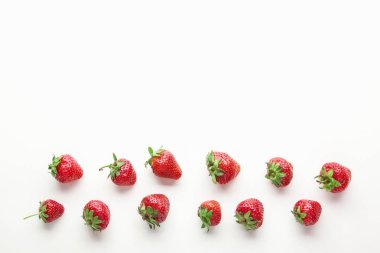 Beyaz arka planda birçok olgun çilek