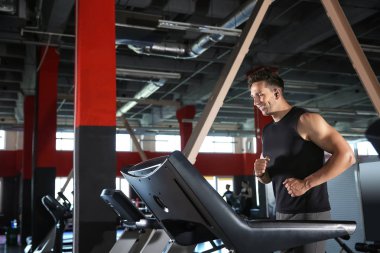 Spor salonunda treadmill eğitim sportif genç adam