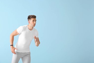 Renkli arka planda genç adam koşma