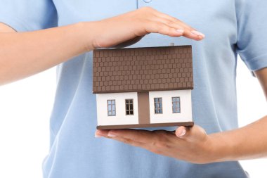 Ev figürü olan bir kadın. Mortgage konsepti