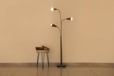 Hafif duvara yakın masa ile şık lamba