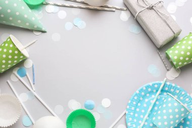 Gri arka planda metin için alan ile parti dekor ve hediye kutusu