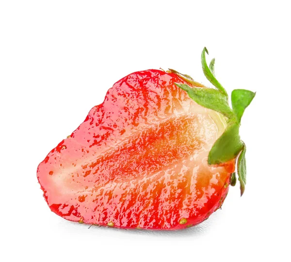 La moitié de fraise mûre sur fond blanc — Photo
