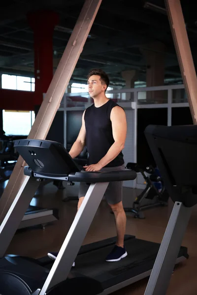 Spor salonunda treadmill eğitim sportif genç adam — Stok fotoğraf