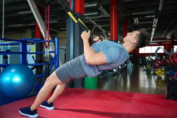 Sporty young man training in gym — Stock Photo, Image