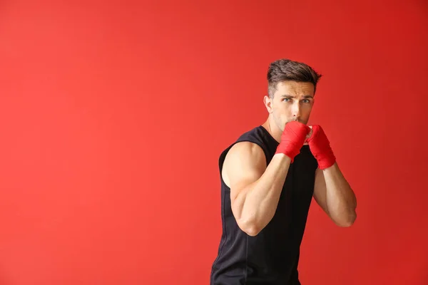 Boxeador deportivo masculino sobre fondo de color —  Fotos de Stock