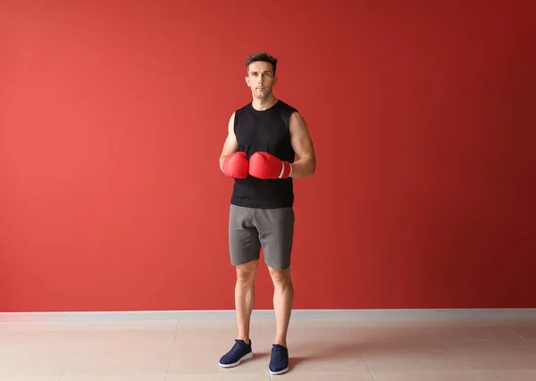 Boxeador deportivo masculino sobre fondo de color — Foto de Stock