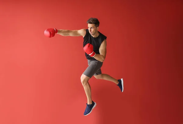 Boxeador deportivo masculino sobre fondo de color — Foto de Stock