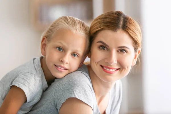 Ritratto di madre con figlioletta carina a casa — Foto Stock