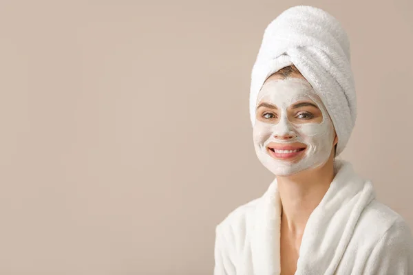 Porträtt av kvinna efter dusch med mask på ansiktet på färg bakgrund — Stockfoto