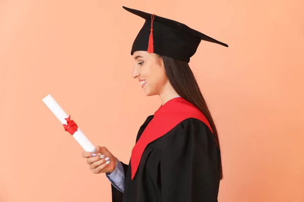 Női diploma színes háttérrel — Stock Fotó
