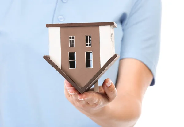 Mujer con figura de casa, primer plano. Concepto hipotecario — Foto de Stock