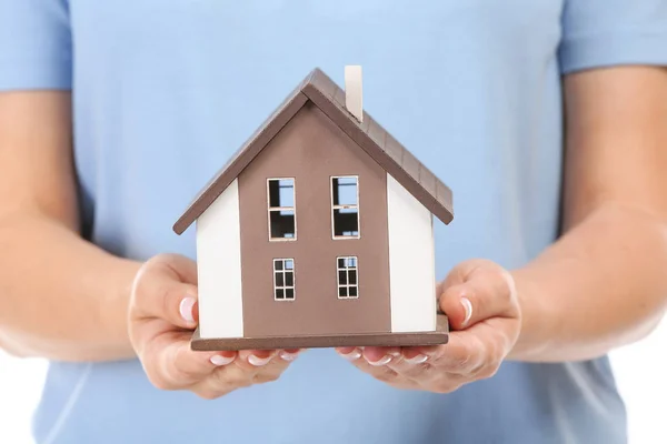 Mujer con figura de casa, primer plano. Concepto hipotecario — Foto de Stock