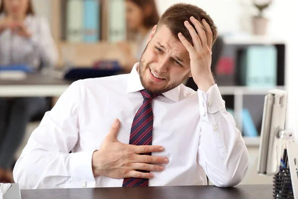 Empresario teniendo ataque de pánico en la oficina — Foto de Stock