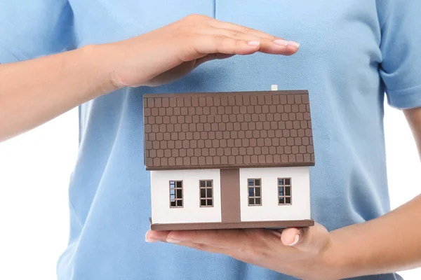 Mujer con figura de casa, primer plano. Concepto hipotecario — Foto de Stock