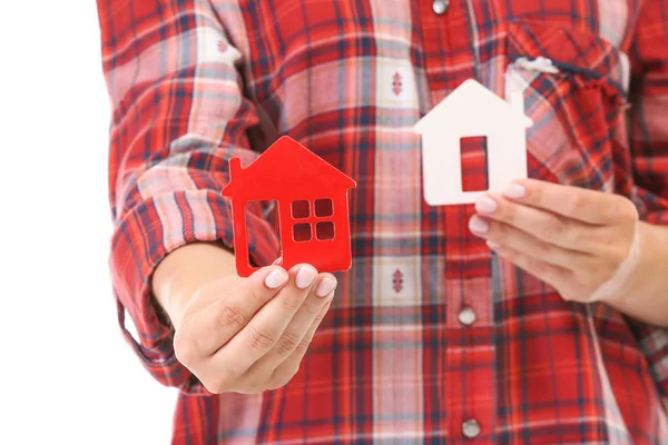 Mujer con figuras de casas, primer plano. Concepto hipotecario — Foto de Stock