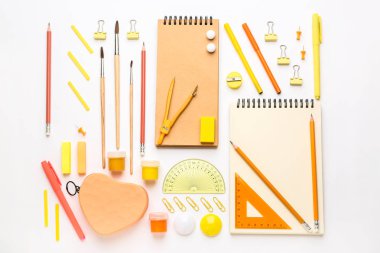 Beyaz arka planda okul malzemeleri seti