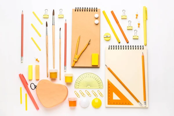 Ensemble de fournitures scolaires sur fond blanc — Photo