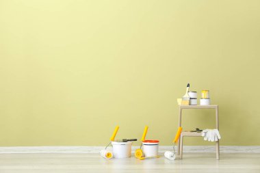 Odada duvara yakın sarf malzemeleri ile boyalar