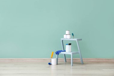 Odada duvara yakın sarf malzemeleri ile boyalar