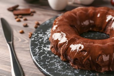 Plaka masada lezzetli çikolatalı kek ile