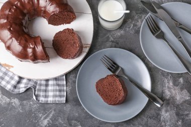 Masada lezzetli çikolatalı kek ile kompozisyon