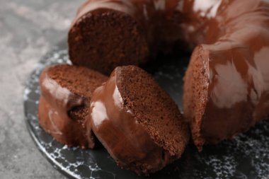 Gri masada lezzetli çikolatalı kek ile plaka, çekim