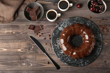 Masada lezzetli çikolatalı kek ile kompozisyon