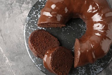 Gri masada lezzetli çikolatalı kek ile plaka