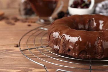 Ahşap masada lezzetli çikolatalı kek ile soğutma raf