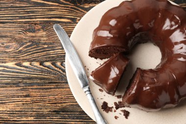 Masada lezzetli çikolatalı kek ve bıçak ile plaka