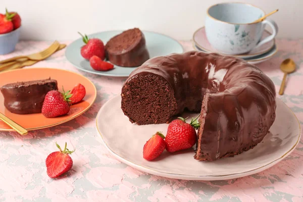 Plate with tasty chocolate cake on table — Stock Photo, Image