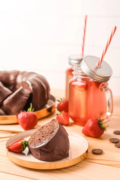 Piatto con gustosa torta al cioccolato e cocktail in tavola — Foto Stock