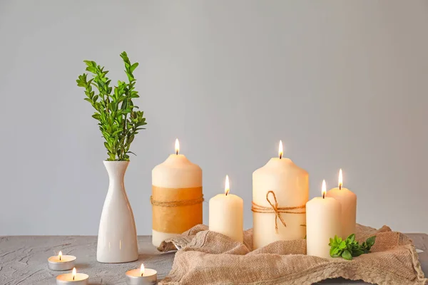 테이블에 꽃 장식과 아름다운 굽기 촛불과 꽃병 — 스톡 사진