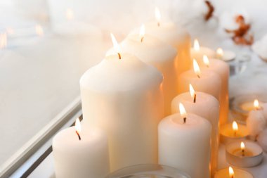 Pencere eşik üzerinde güzel yanan mumlar