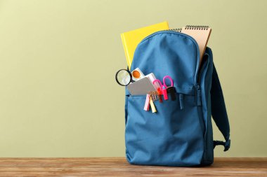 Renk arka plan karşı masada Kırtasiye ile okul sırt çantası