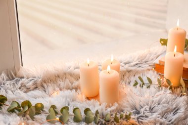 Pencere eşik üzerinde güzel yanan mumlar