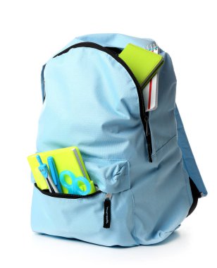 Beyaz arkaplanda kırtasiye malzemesi olan okul çantası