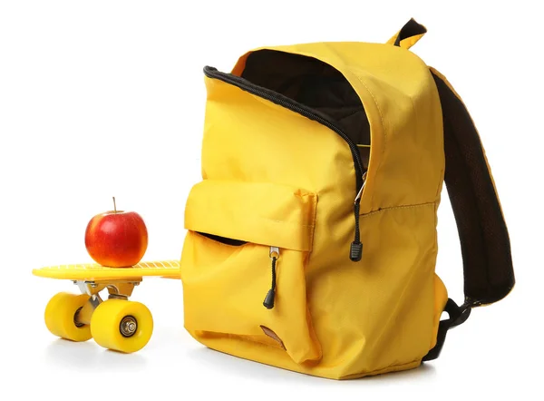 Mochila escolar, monopatín y manzana sobre fondo blanco — Foto de Stock
