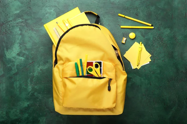 Sac à dos scolaire avec papeterie sur fond couleur — Photo